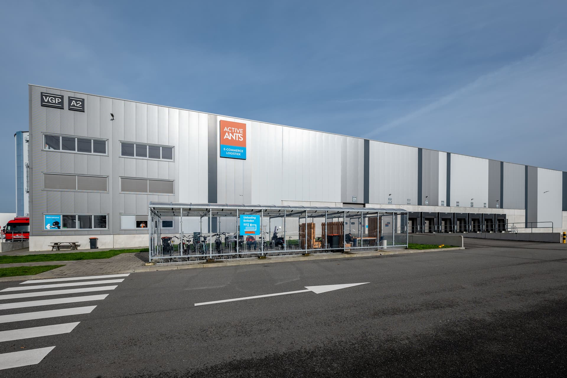 Diverse warehouses door heel Europa